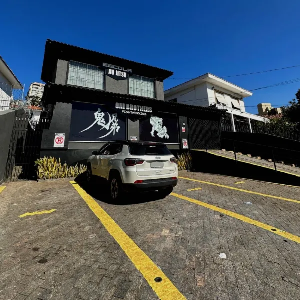 Estacionamento da Oni Brothers Jiu Jitsu, no Alto da Lapa, São Paulo
