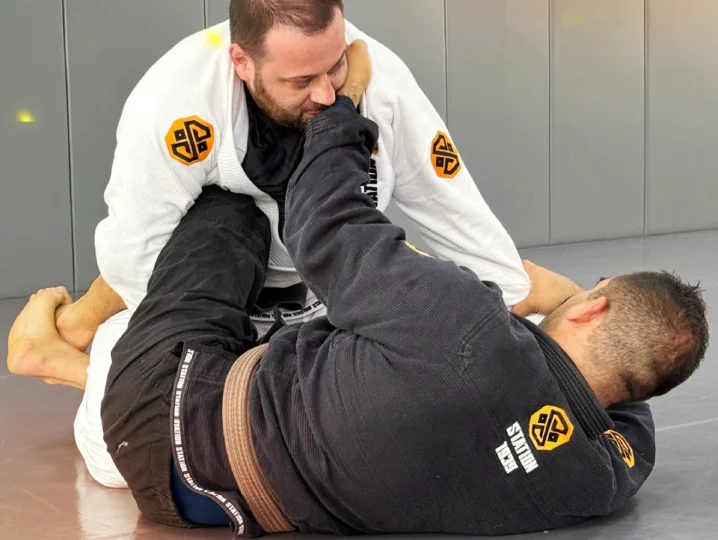 Turma intermediária e avançada de Jiu-Jitsu com kimono